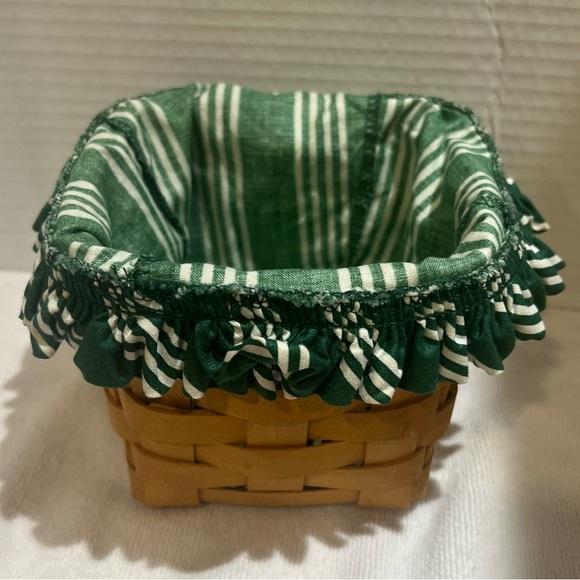 Longaberger basket with cloth - Picture 1 of 4